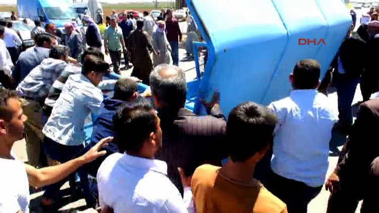 Sayaç takılmasına karşı çiftçiler yolu kapattı