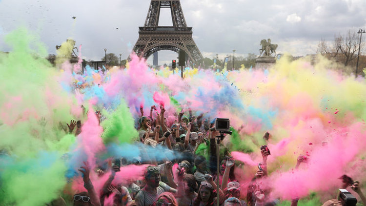 Paris'te renkli koşu etkinliği