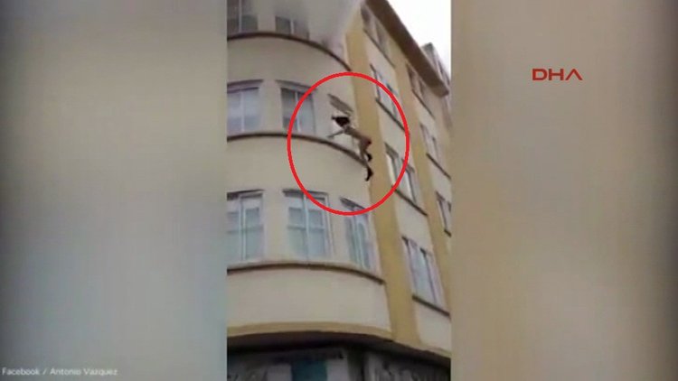 İç çamaşırlarıyla camdan atladı