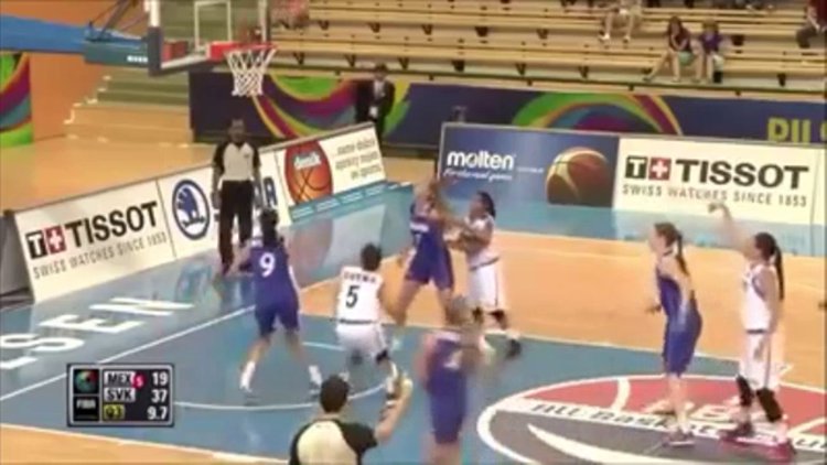 Basketbol maçında potaları karıştırdılar