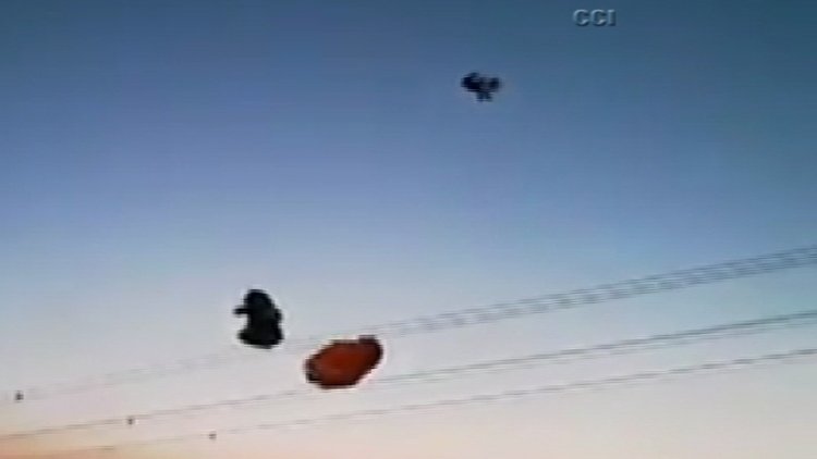 Paraşütçü helikopterin rüzgarıyla yere düştü