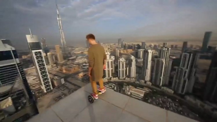 Elektrikli kaykayla tehlikeli sürüş