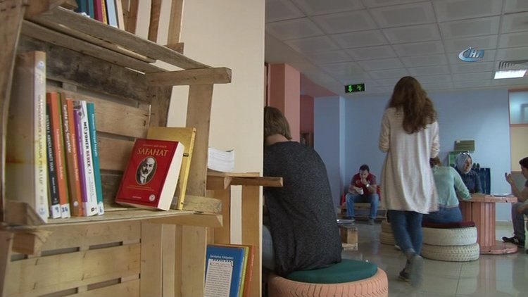 Çöpleri bir araya getirip kütüphane yaptılar