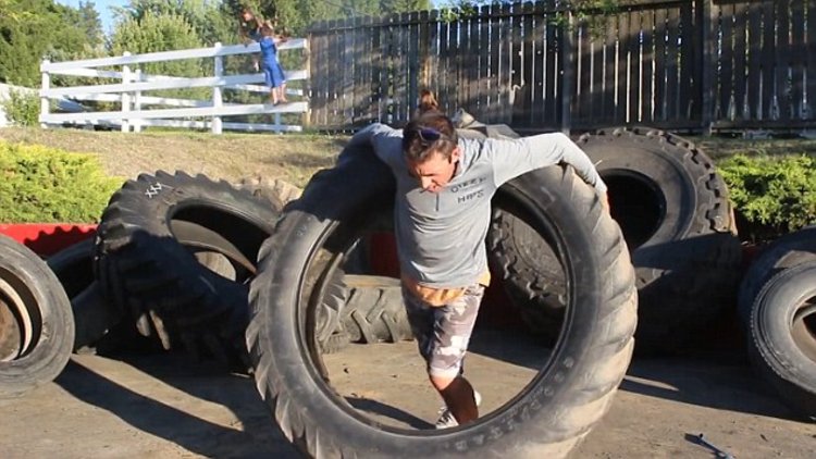 Kamyon lastiği ile çocukluğuna geri döndü