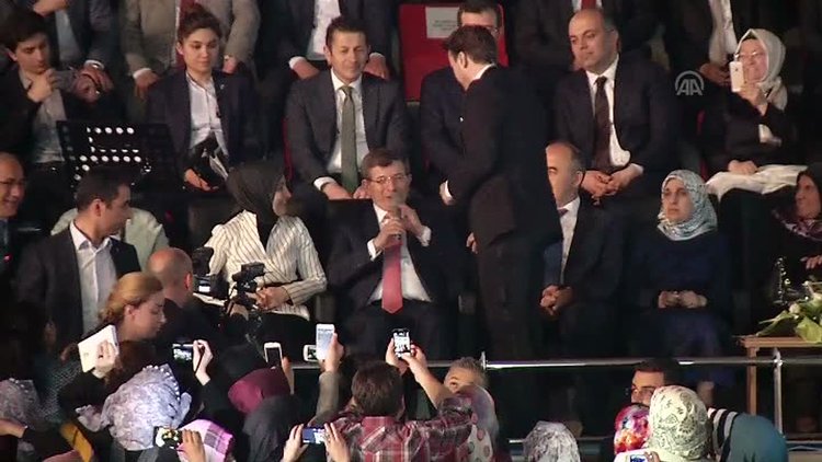 Davutoğlu, Ceceli'nin söylediği ilahiye eşlik etti