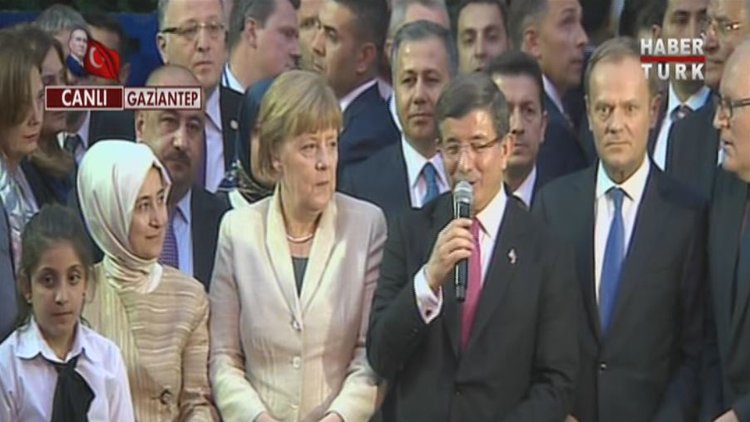 Merkel ve Davutoğlu aile ve çocuk evinin açılışını yaptı