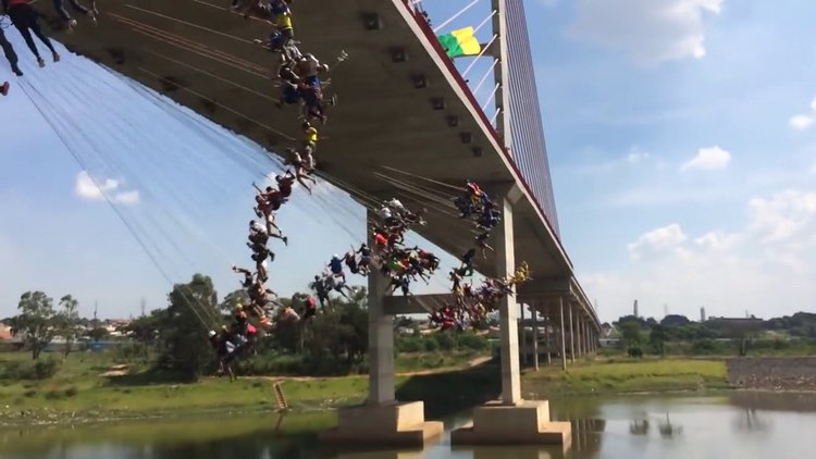 149 kişi aynı anda köprüden atladı