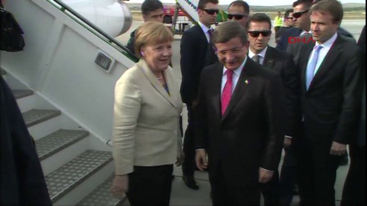 Başbakan Davutoğlu Angela Merkel'i  karşıladı
