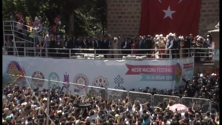 Kubbe ve minarelerden 476'ncı kez mesir yağdı
