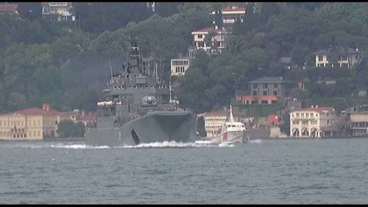 Rus savaş gemisi "Türk Bayrağı" ile geçti