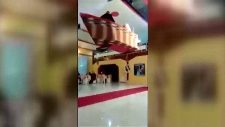 Düğün salonuna kayıkla giriş yapmak istediler ama...