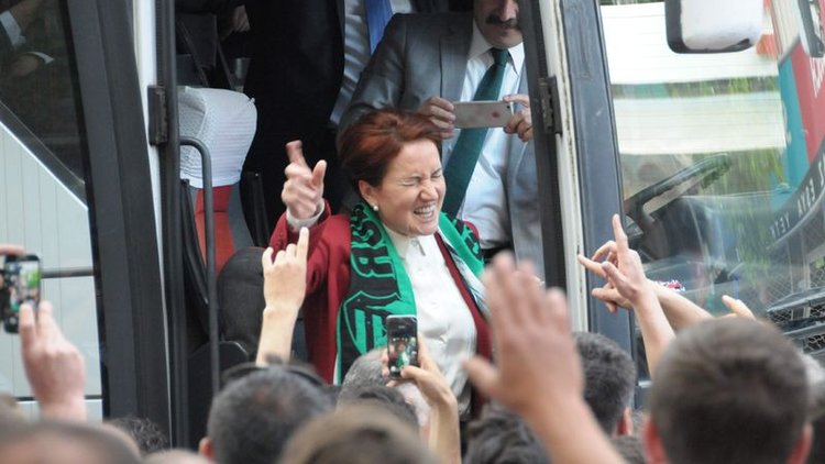 Meral Akşener'den Kocaelispor taraftarına üçlü