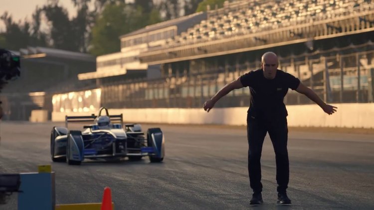 Ünlü dublörden tehlikeli hareket!