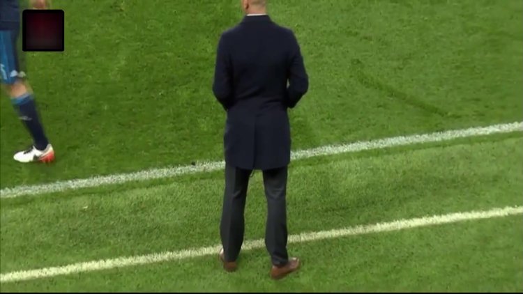 Zinedine Zidane'ın pantolonu yırtıldı
