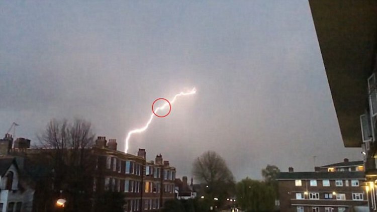 UÇAĞA YILDIRIM ÇARPTI