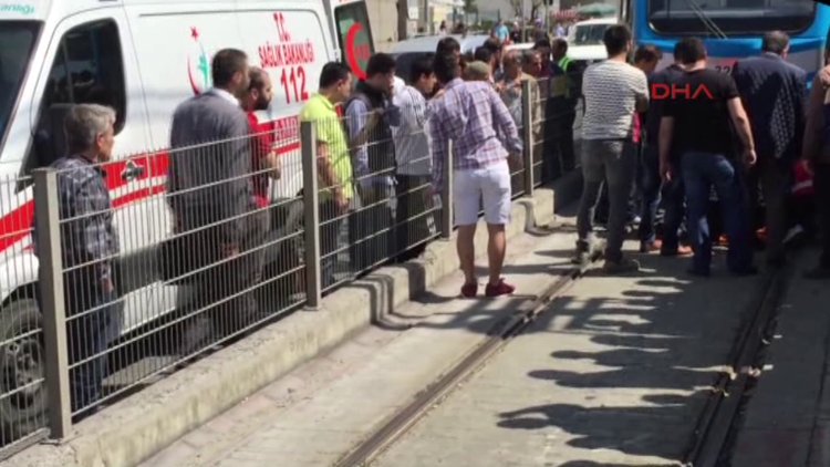 Metris'te baygınlık geçiren kadın tramvayın altında sürüklendi