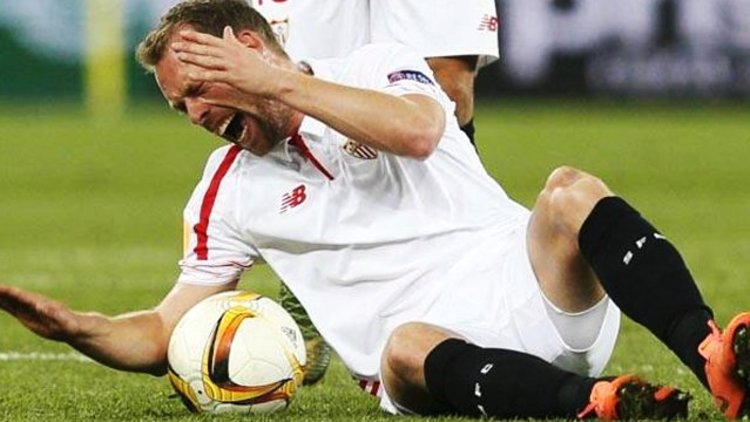 Kemiği dışarıya çıkartan faul!