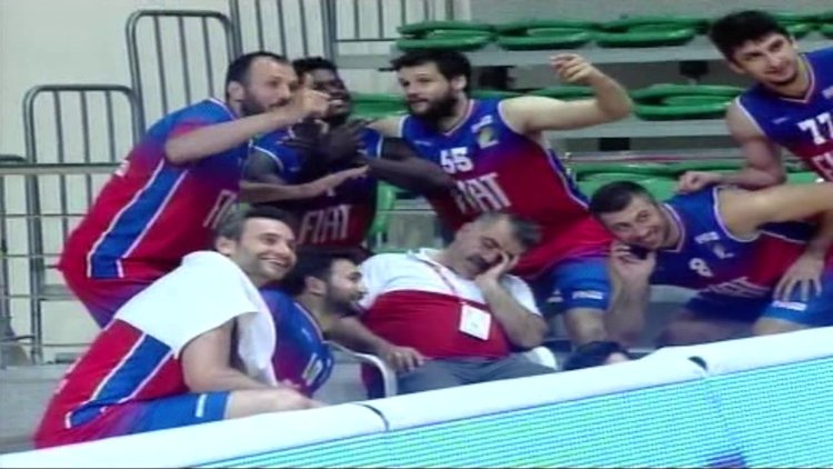 Canlı yayında görülmemiş galibiyet pozu