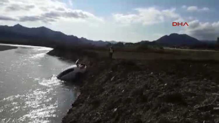 Çorum Kızılırmak Nehri'ne uçan otomobilden burunları bile kanamadan çıktılar