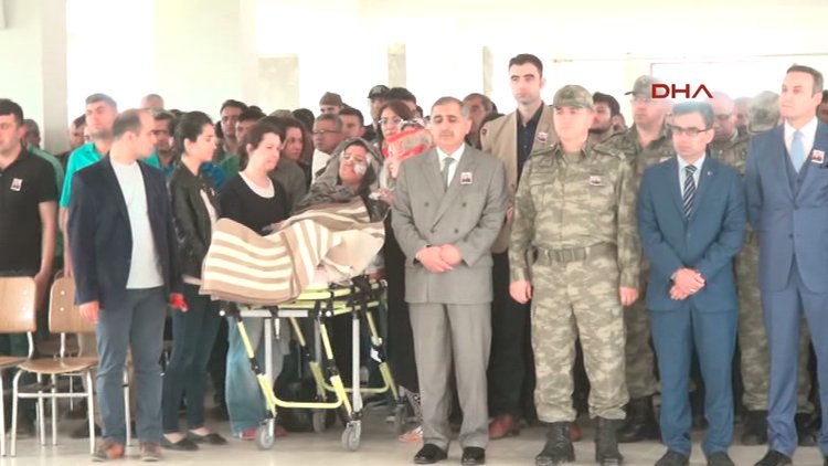 Mardin Derik'te şehit olan askeri eşi sedye üzerinde uğurladı
