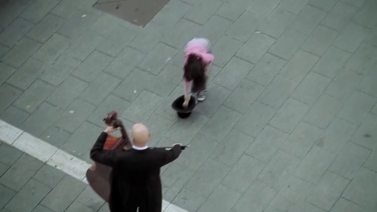 Şapkaya bozuk para attı ve...