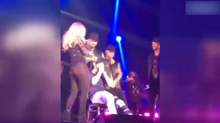 Kucağında dans etti