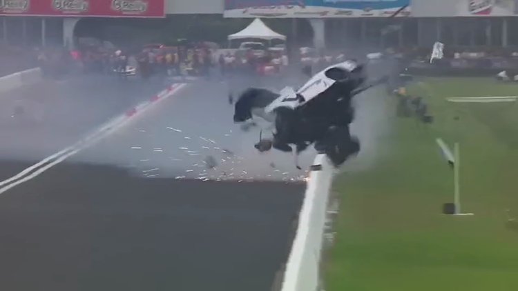 350 km hızla iderken kaza yaptı!