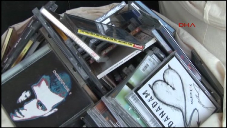 Kadıköy'de korsan cd ve kitap operasyonu