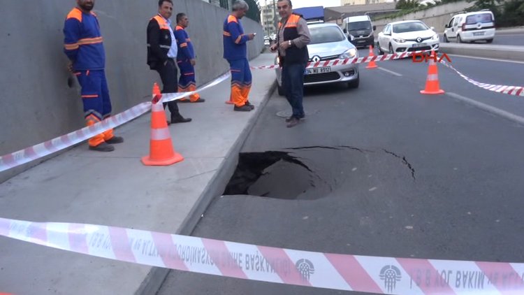 Yol çöktü, trafik aksadı