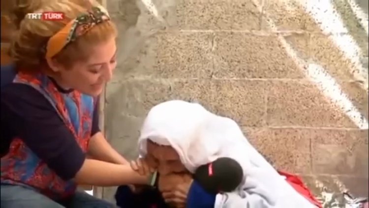 Muhabirin elini ısıran nine!