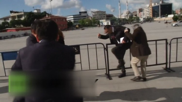 Can Dündar'a silahlı saldırı anı görüntüleri ortaya çıktı