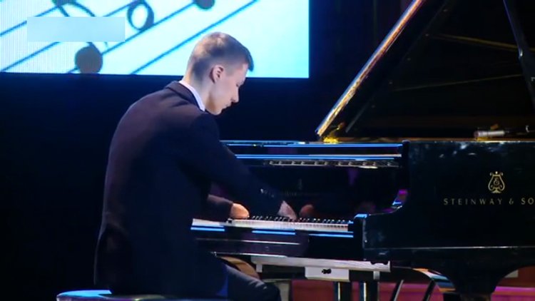 Elleri olmayan yetenekli adam