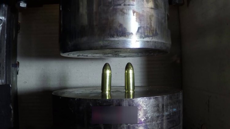 Pres makinesi mermilere acımadı