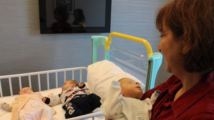 46 yaşında üçüz bebekleri oldu