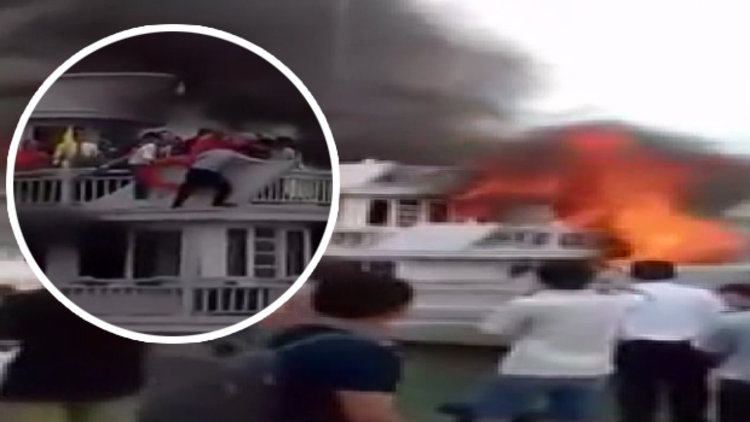 Alevler içindeki tekneden denize atlayarak kurtuldular