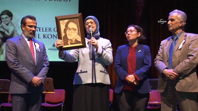 Özgecan Aslan 'Anneler Günü' özel konserinde de ağlattı