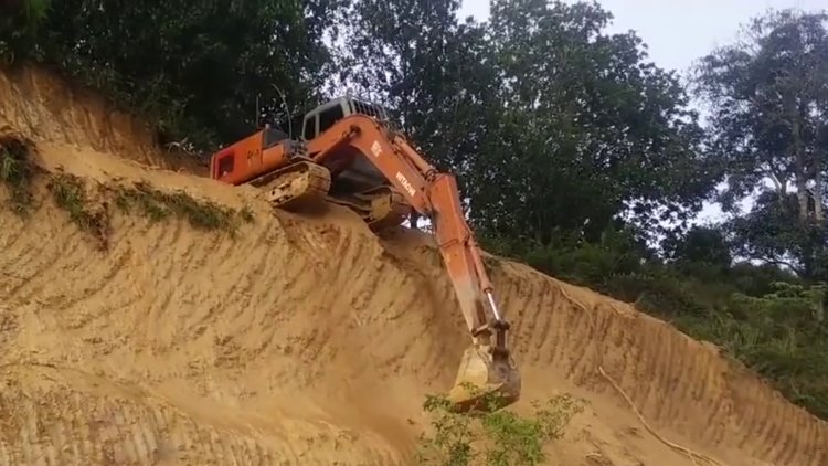 Akrobatik bir iniş yapan kepçe