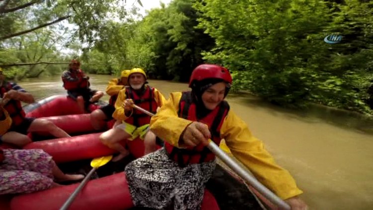 80'lik nine ve dedelerin rafting keyfi