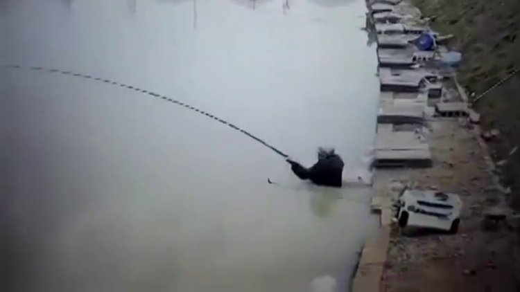 Balık tutarken oltaya geldi!