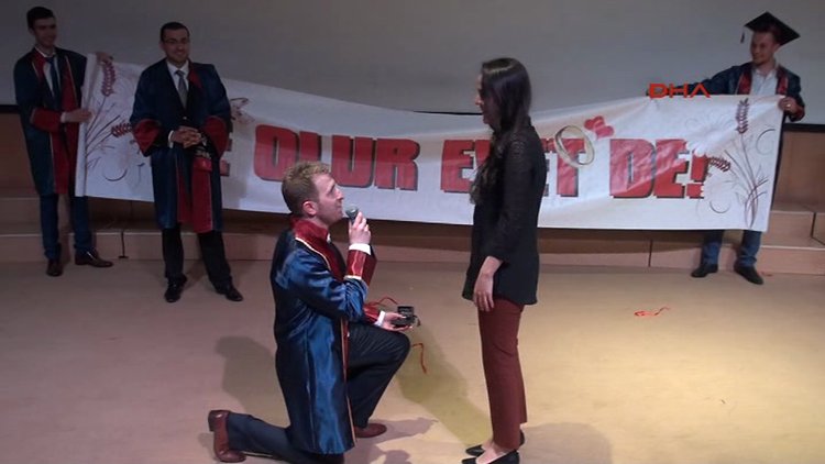 Mezuniyet töreninde sürpriz evlilik teklifi