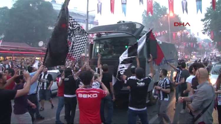 Beşiktaş Çarşısı'nda 'TOMA'lı sevinç