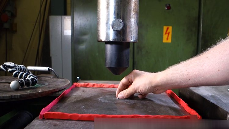 Pres makinesinde elmas kırdılar!