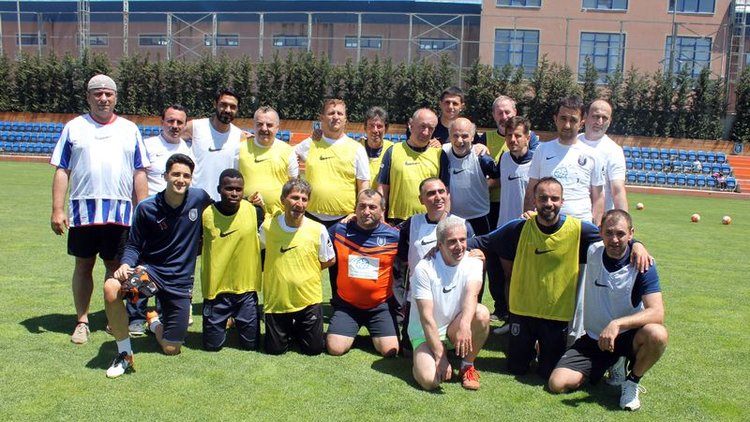 Başakşehirli futbolcular, Parkinson hastalarıyla gösteri maçı yaptı