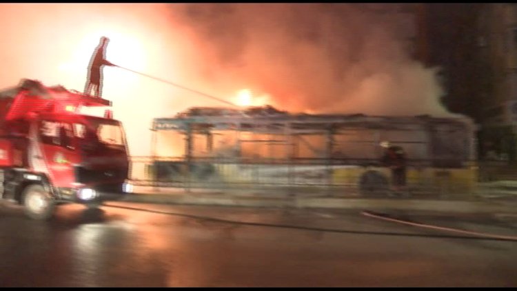 Korsan gösteri yapan grup İETT otobüsünü ateşe verdi