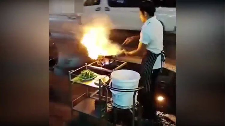 Sokak ortasında şov yapan yetenekli aşçı