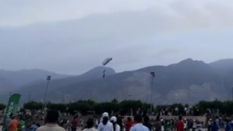 İniş yapmak isteyen paraşütçü yere çakıldı!