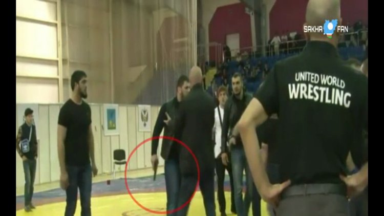 Yenilen güreşçi öfkelenince mindere silahla çıktı