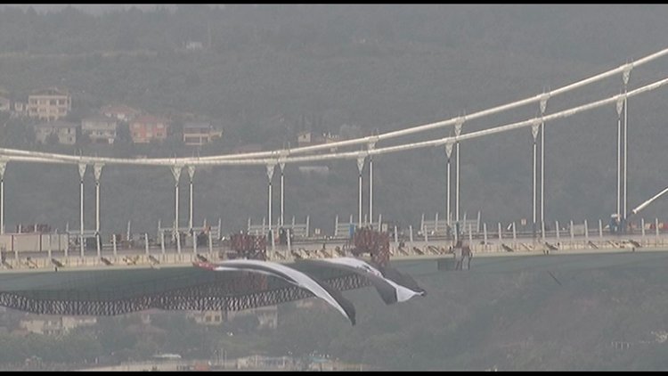 Beşiktaş bayrağı 3. köprüye asıldı