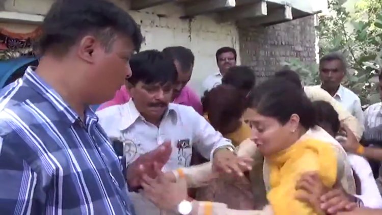 Kadın milletvekili kanalizasyona düştü