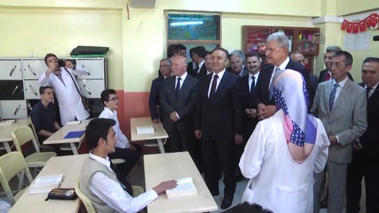 Bakan Bozkır, eğitim gördüğü ilkokulu ziyaret etti